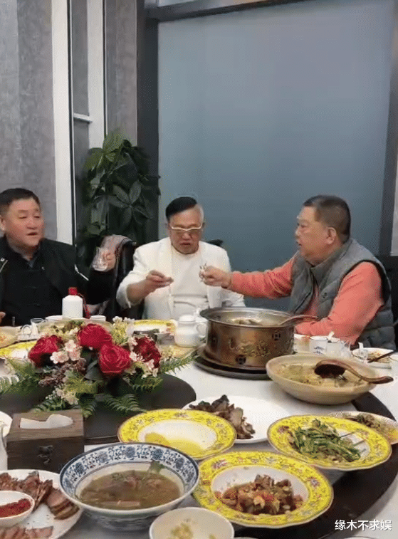 京圈大佬聚会!翟大飞喧宾夺主,孟凡贵面露不悦,"瞎宝庆"堆笑