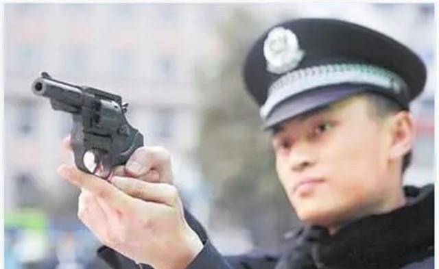 警察开枪图片