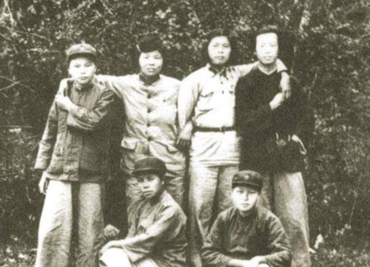 73岁老太在烈士陵园扫墓,意外发现自己的名字,随即惊动政府人员