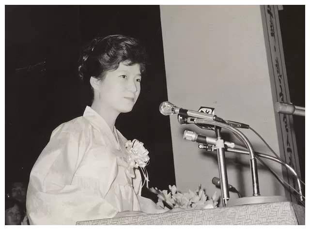 朴槿惠年轻时候美丽知性,是什么青春经历,令她不恋爱不结婚?