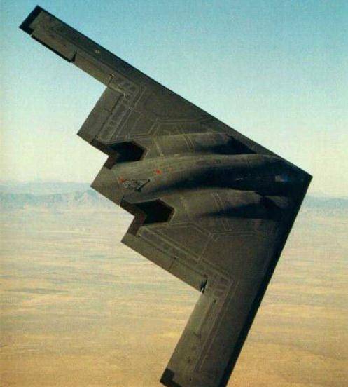 一架b2轰炸机坠毁,当地居民发疯般冲向现场,他们可不是去救人