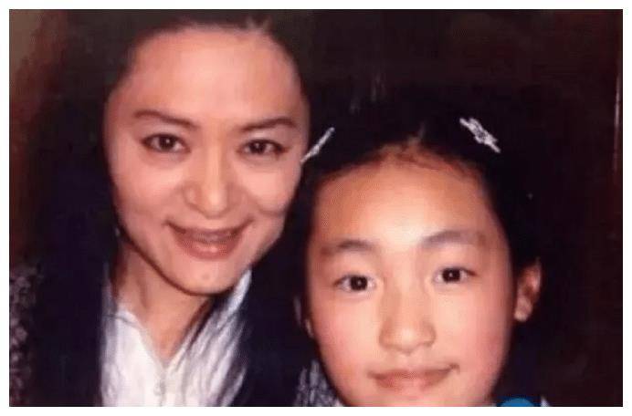 看到女儿稚嫩的脸,金炜玲实在不忍心丢下她一个人独自生活,她幡然醒悟