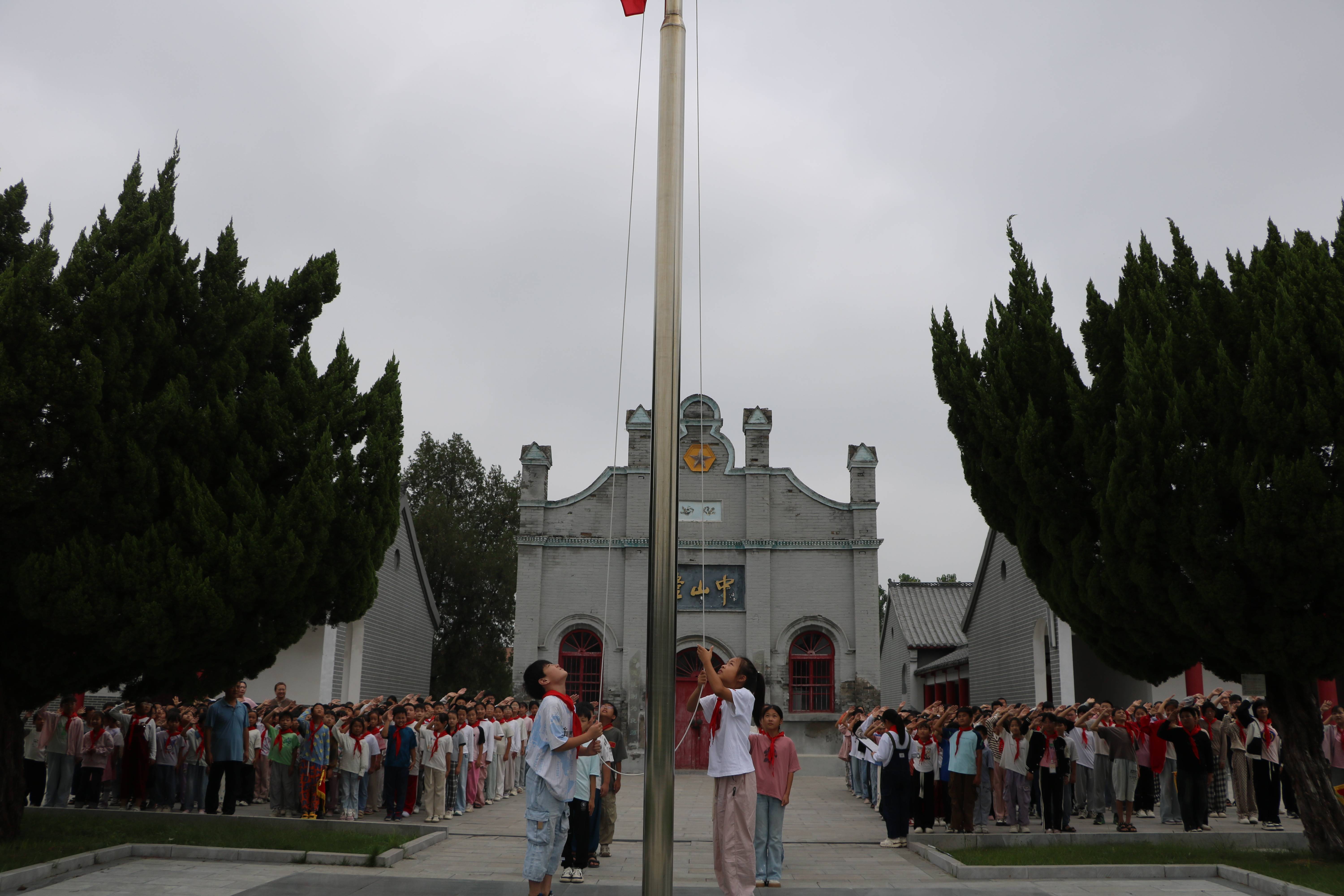 沛县张寨镇青墩寺小学国庆节升旗仪式:贺祖国华诞,展少年雄心