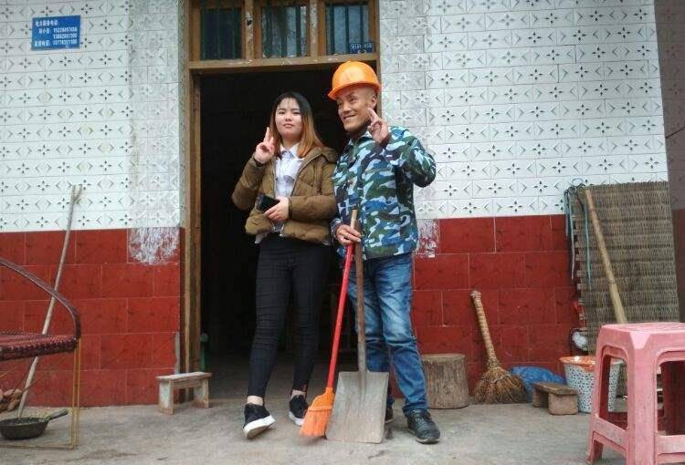 他神似动画人物"光头强",一夜爆红建别墅娶村花,如今怎么样了_冯加