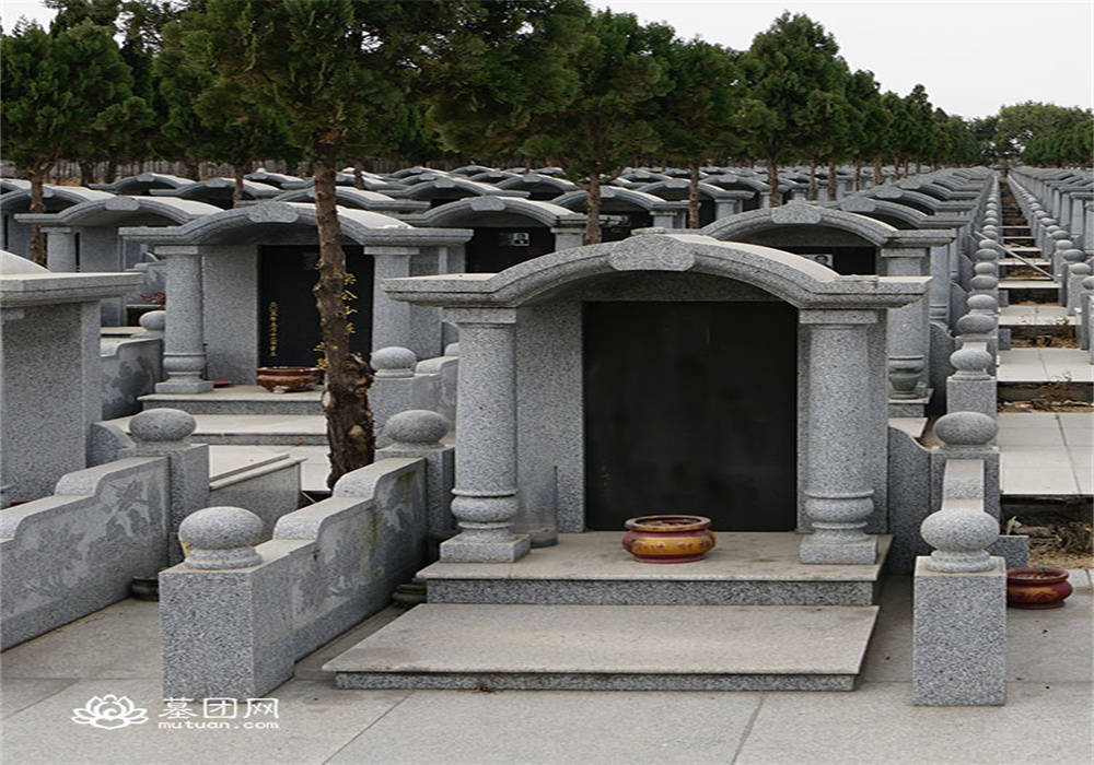 燃灯寺公墓地处风景优美的龙泉驿区,周边绿树成荫,空气清新,是许多