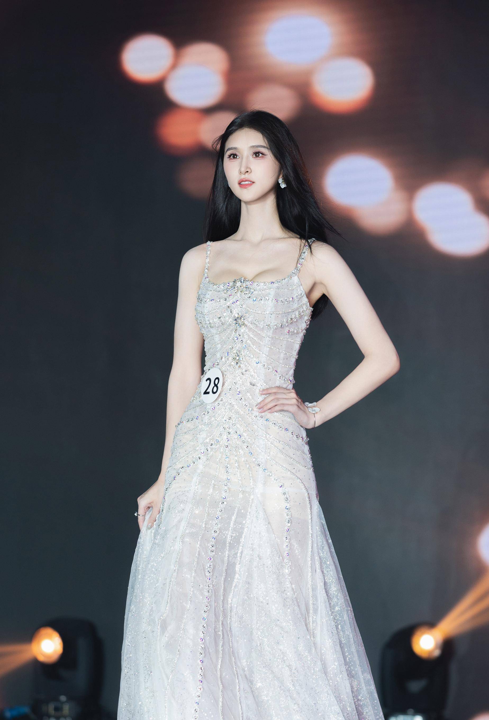 2024世界中华小姐全球总冠军—白舒