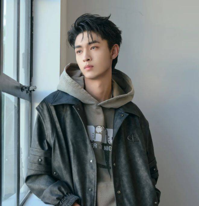 秦霄贤自己也曾因为被拍到开着玛莎拉蒂上班而被称为"富二代".