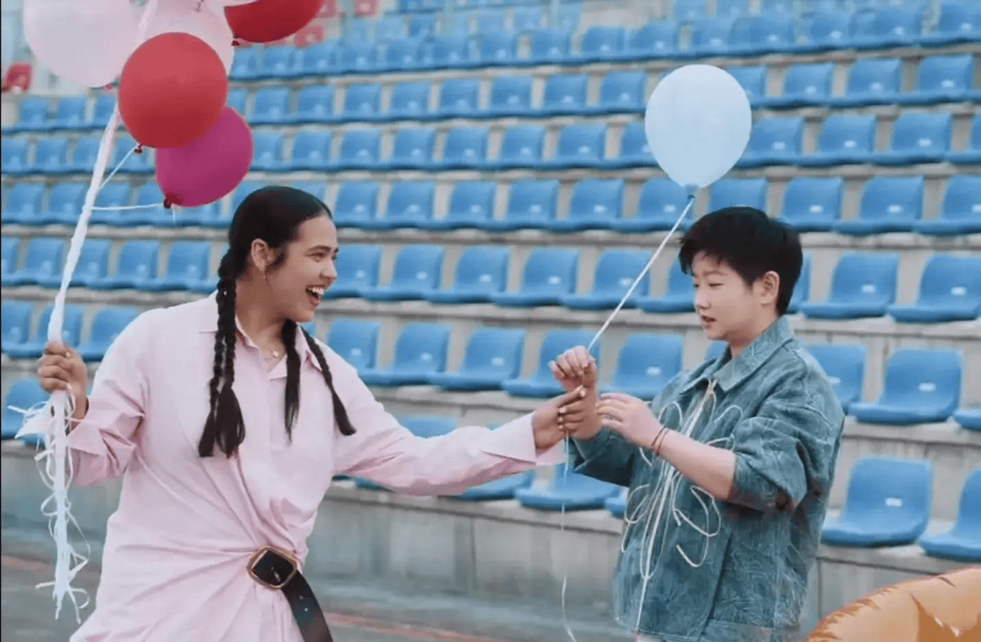 莎莎笑起来真的太明媚了,一看就是特别单纯和美好的女孩子,迪亚兹和