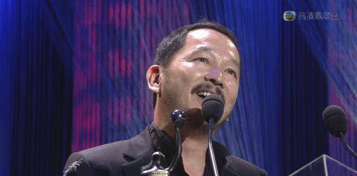 戏骨廖启智近照曝光,66岁沦落街边卖廉价衣服,网友:演技太好了