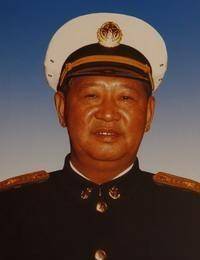 司令员张羽随着双方的距离缩短,梅里曼中尉用长焦镜头的照相机对着