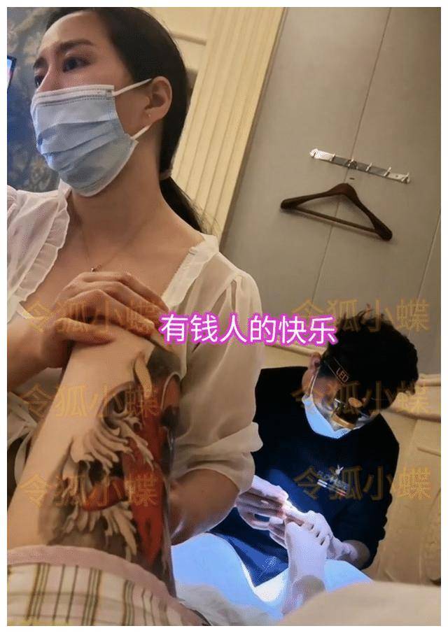 年轻女子按摩请两个技师,男的修脚女的按摩,网友:有钱人的快乐