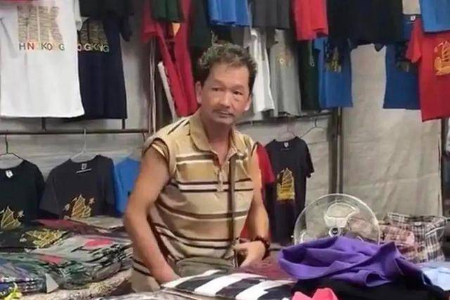 戏骨廖启智近照曝光,66岁沦落街边卖廉价衣服,网友:演技太好了