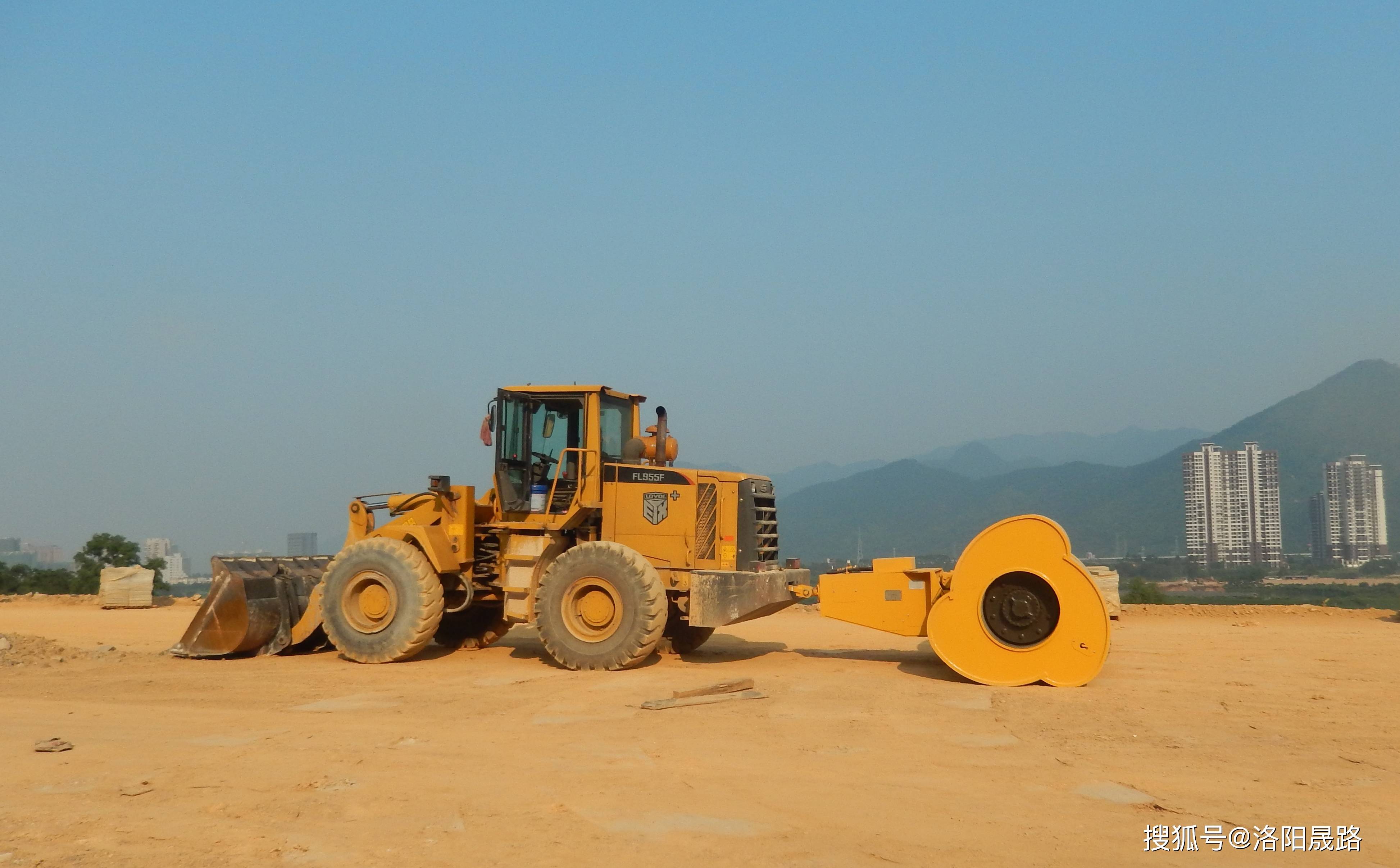 三角碾冲击压路机电话沟通安装可以吗?