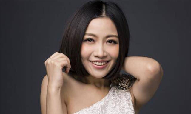 姚贝娜墓地:鲜花环绕祭拜者络绎不绝,少女铜像让人心生怜惜