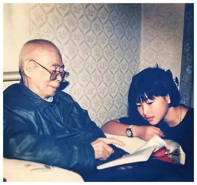 他是开国少将,曾任空军副参谋长,孙女8次荣膺"全球最美面孔"