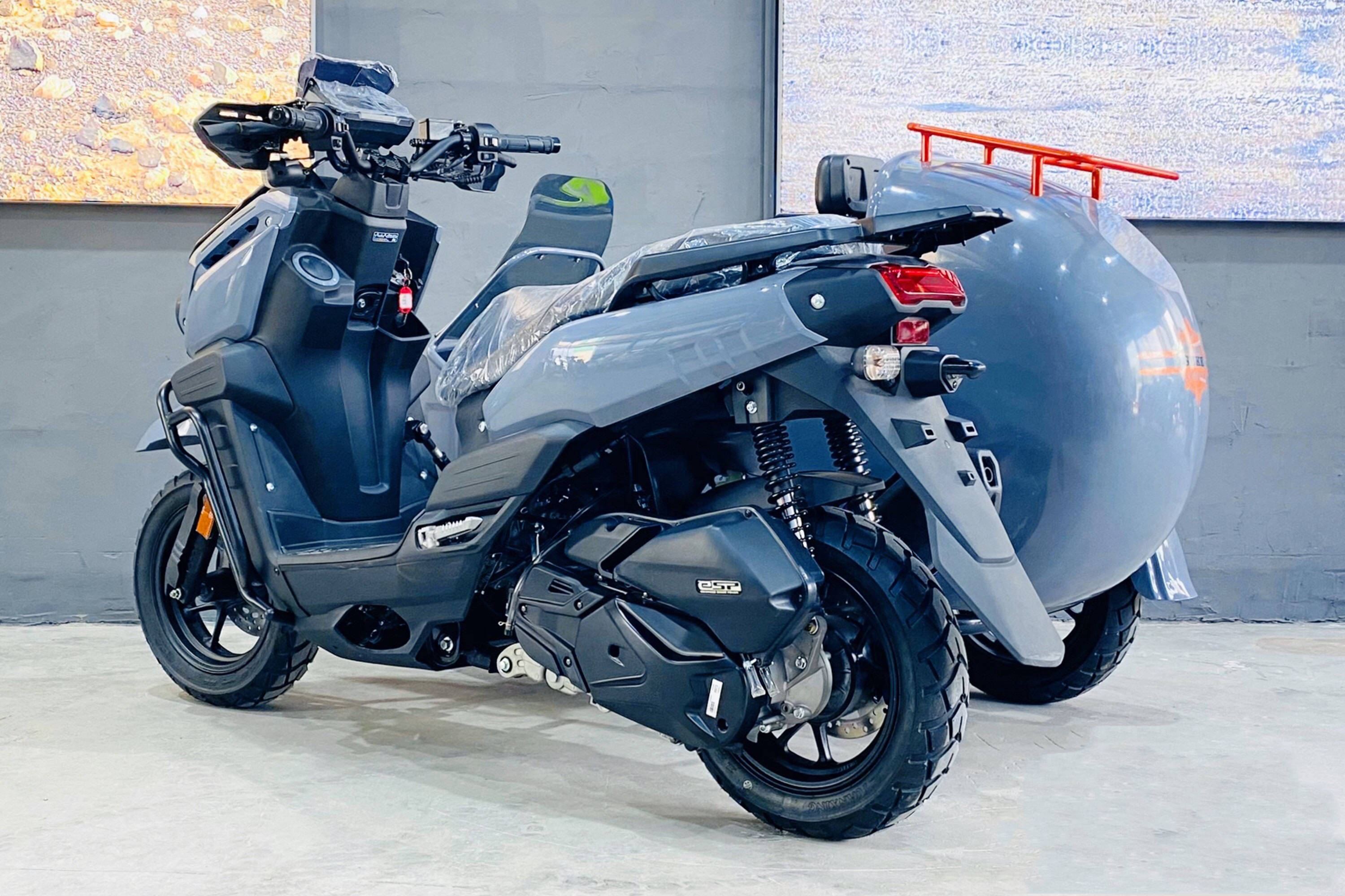 高来兴的萨克斯与速刻挎子 演奏着"夕阳红"的风采