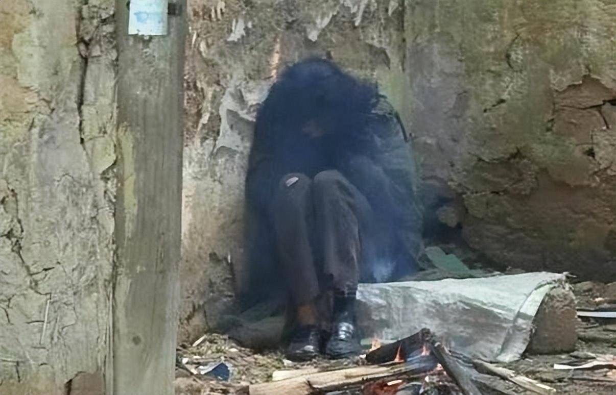 回顾"中国第一懒人"杨锁:烧家具取暖,刨坑上厕所,23岁"懒死"家中