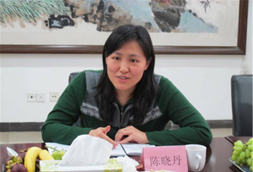 她出身亿万名门,爸爸有钱爷爷有权,却靠自己闯出了一片天地_陈晓丹