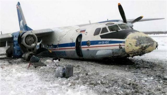 机长让15岁儿子驾驶飞机,一顿操作后坠落山区,机上75人无一生还