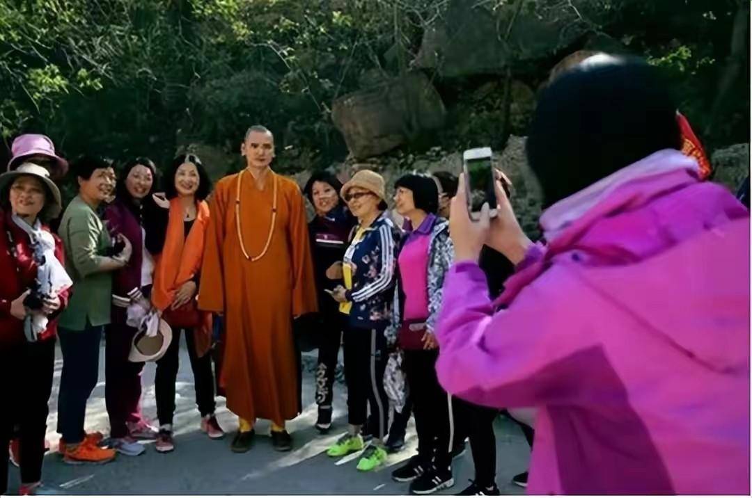 释明心与富婆合影图片