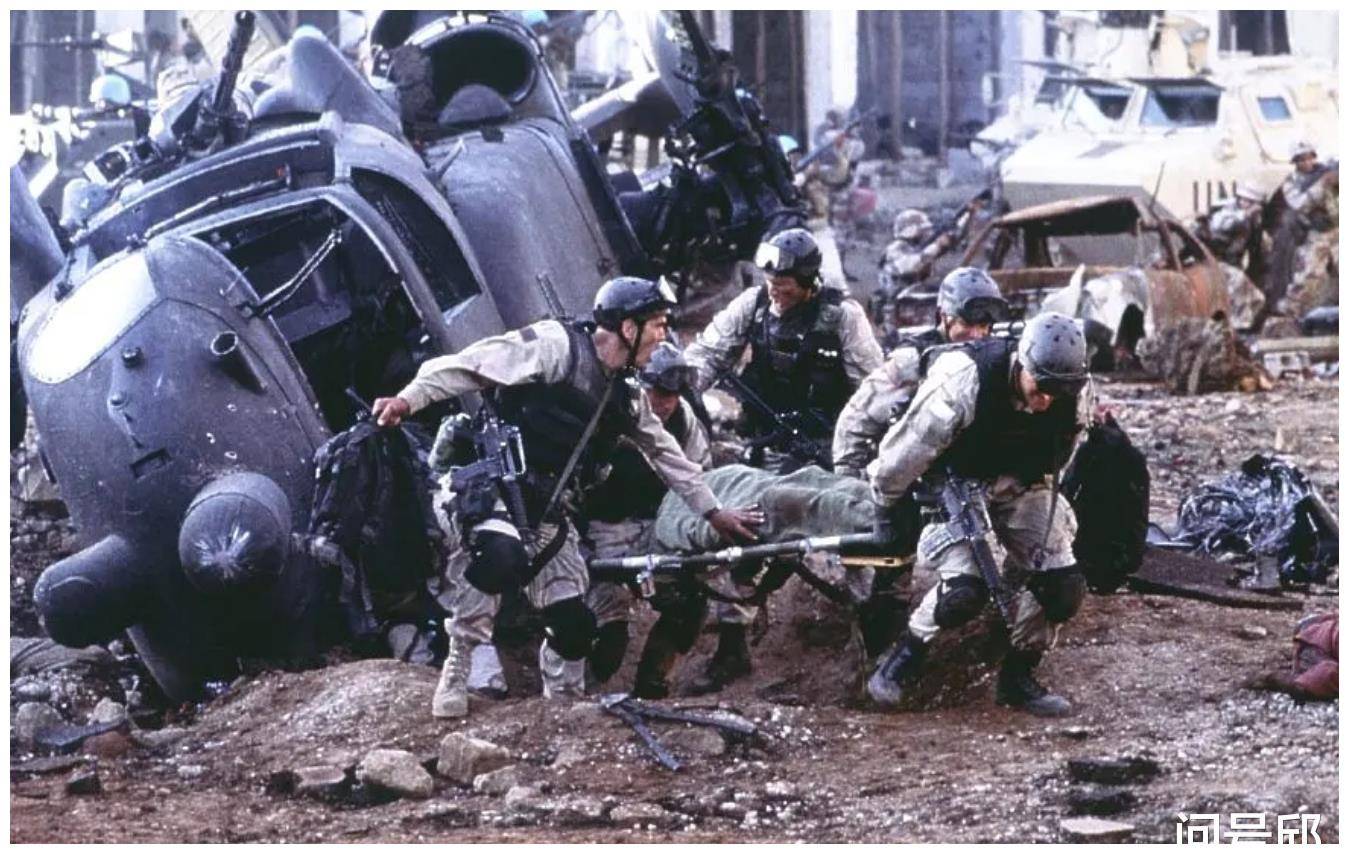 电影《黑鹰坠落》剧照1995年,发生在巴尔干半岛的斯雷布雷尼察大屠杀