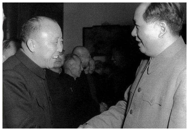 1956年,卫立煌来怀仁堂看话剧,毛主席一高兴,打破自己一个常规_手机搜狐网