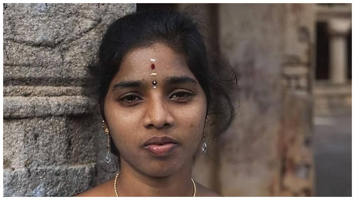 以及皮肤较黑,鼻梁中等,嘴唇较薄的达罗毗荼人.