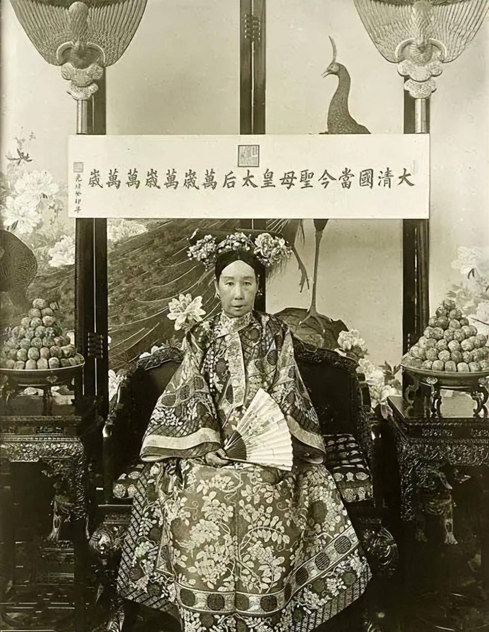 慈禧年轻时有多美?咸丰帝对她如痴如醉,妃子们都嫉妒她