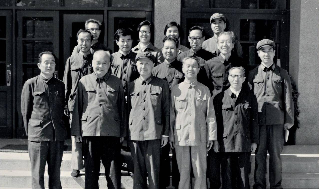 国家对钱学森有多看重?看看他身边两名保镖的身份,就知道了