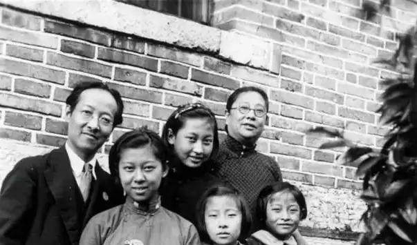 婚后,杨步伟随赵元任去了哈佛,原本打算考行医执照,后因两度怀孕放弃