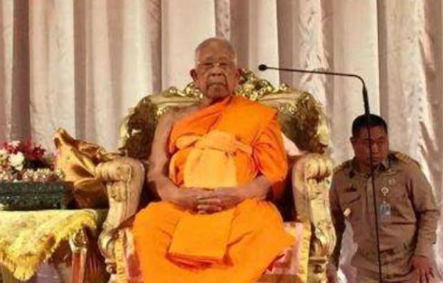 见到僧王用膝盖走路,放下帝王身段态度虔诚