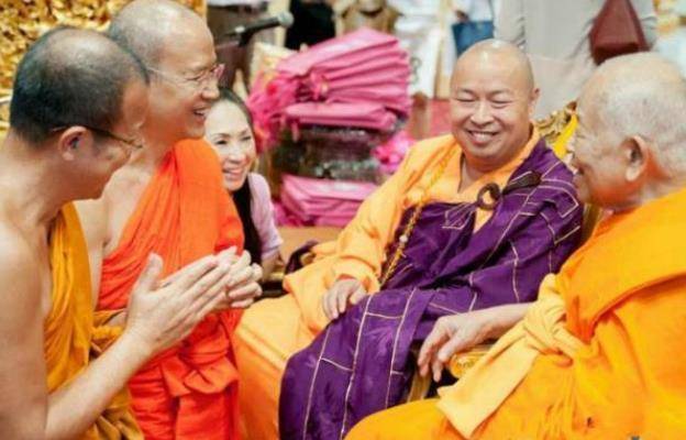 见到僧王用膝盖走路,放下帝王身段态度虔诚