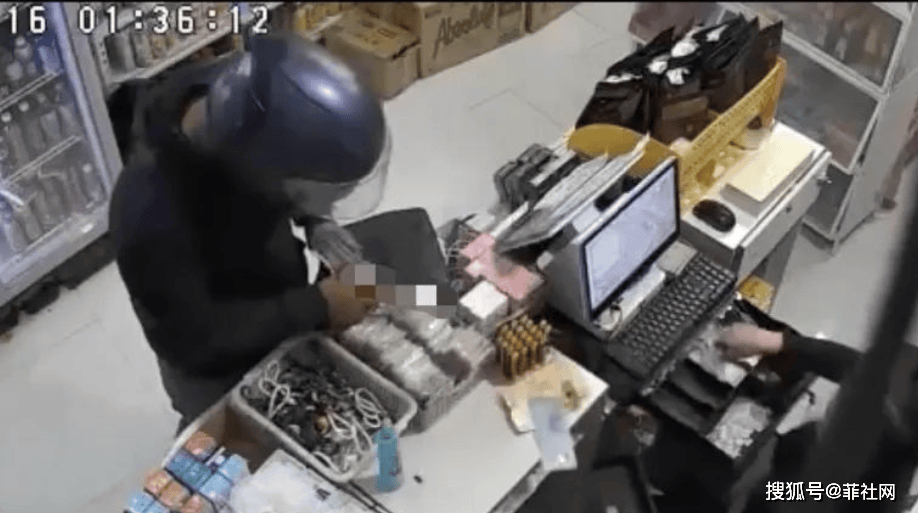 监控录像显示,男子进入超市后立即掏出手枪威胁店员,并宣布抢劫.