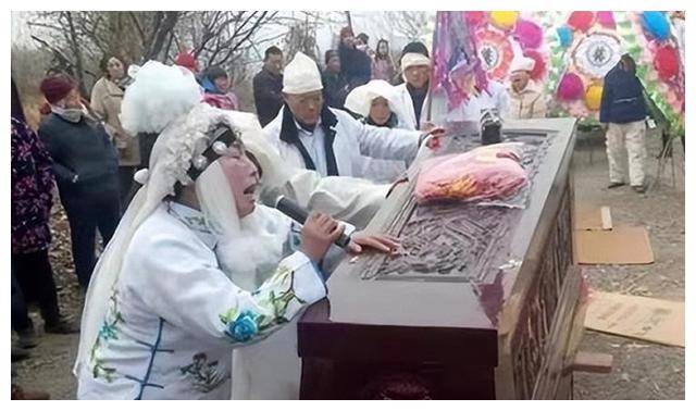 河南大姐哭灵,一年哭70场,一场赚千元,实现财富自由,城里买房