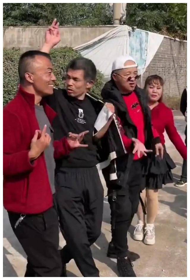 荥阳面条哥联手郑州尬舞,是志同道合还是臭味相投?