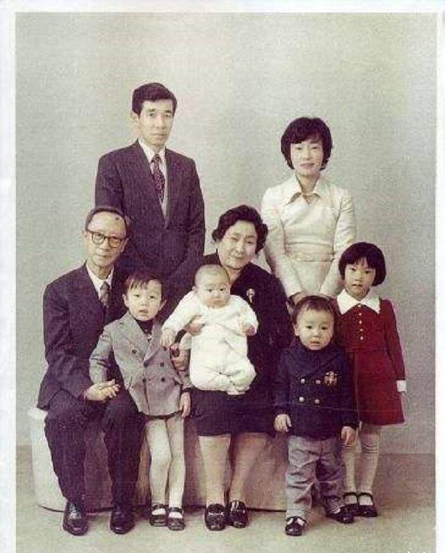 1960年,溥杰得到特赦,夫妻两人在分别16年之后,终于再次见面,重聚的