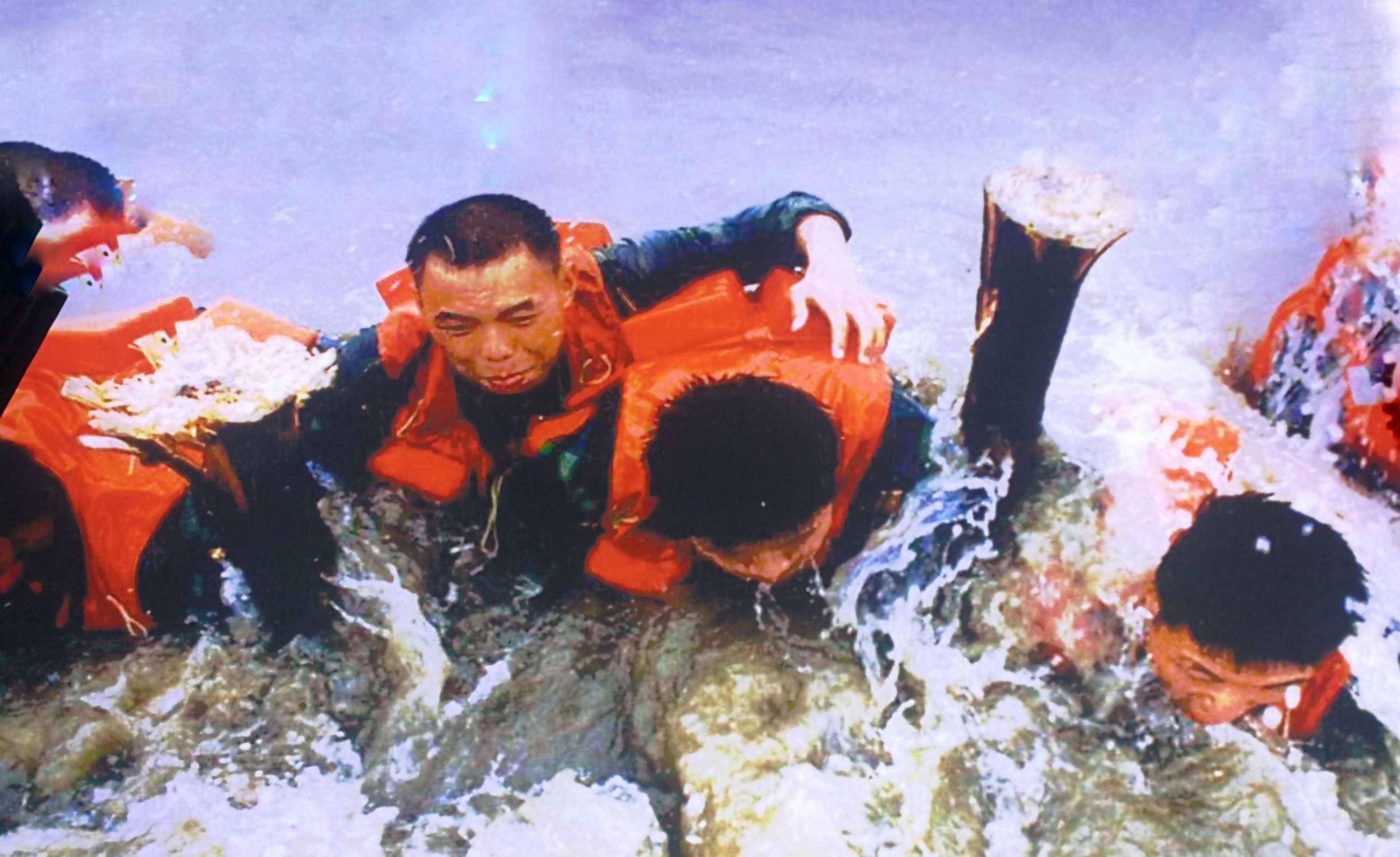98年长江决堤数十万人未撤,战士以身抗洪,百姓哭喊:求求别跳了