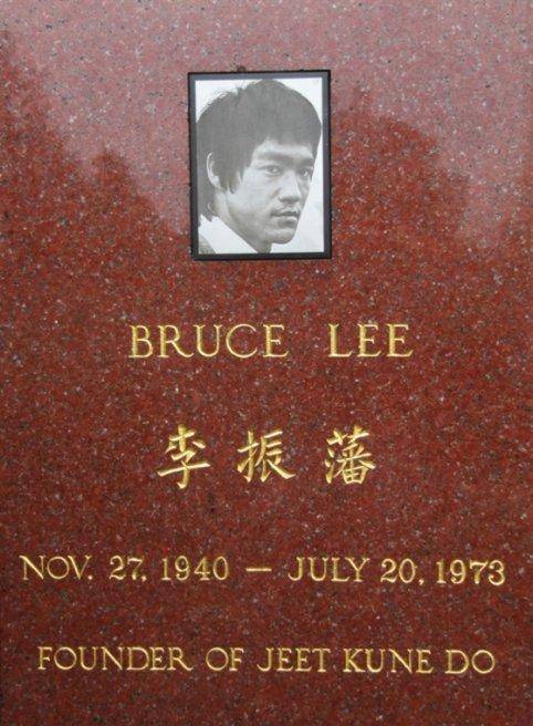 李小龙墓地:儿子陪伴左右,墓碑前12个字令人深思,图7是守墓人