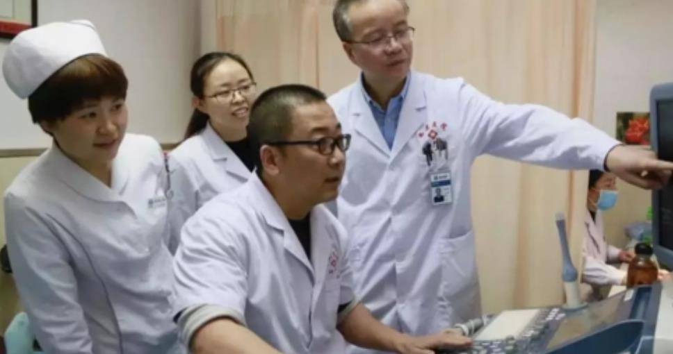 2015年,西安43岁母亲将子宫移植给22岁女儿,4年后女儿创下奇迹_杨华