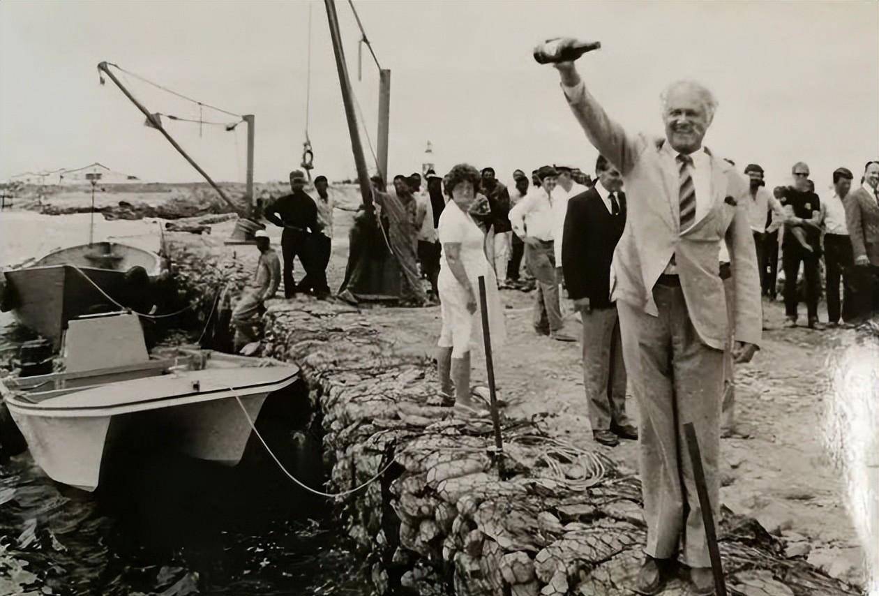 18年,一南非警察为了揭秘恋童癖性侵大案,死前把儿子送到了中国