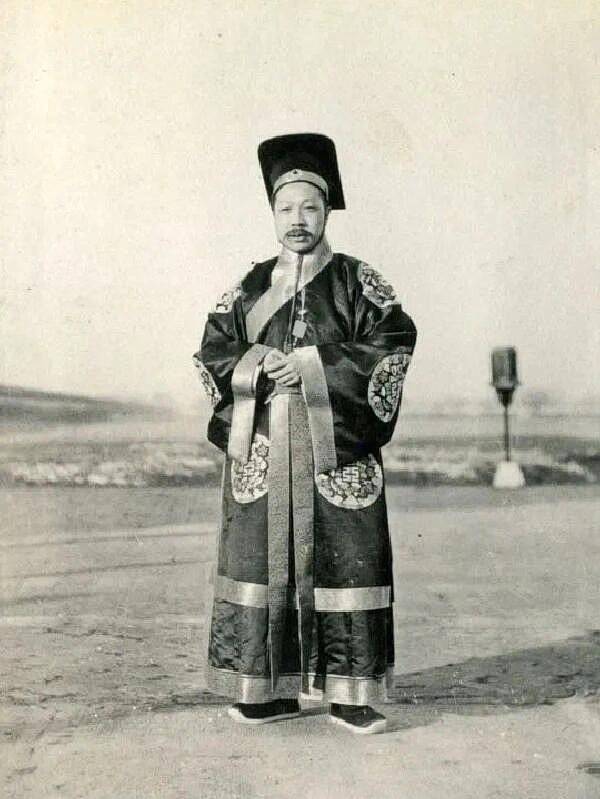 1913年12月23日,袁世凯身着十二章衮服,在天坛举行祭天仪式的场景
