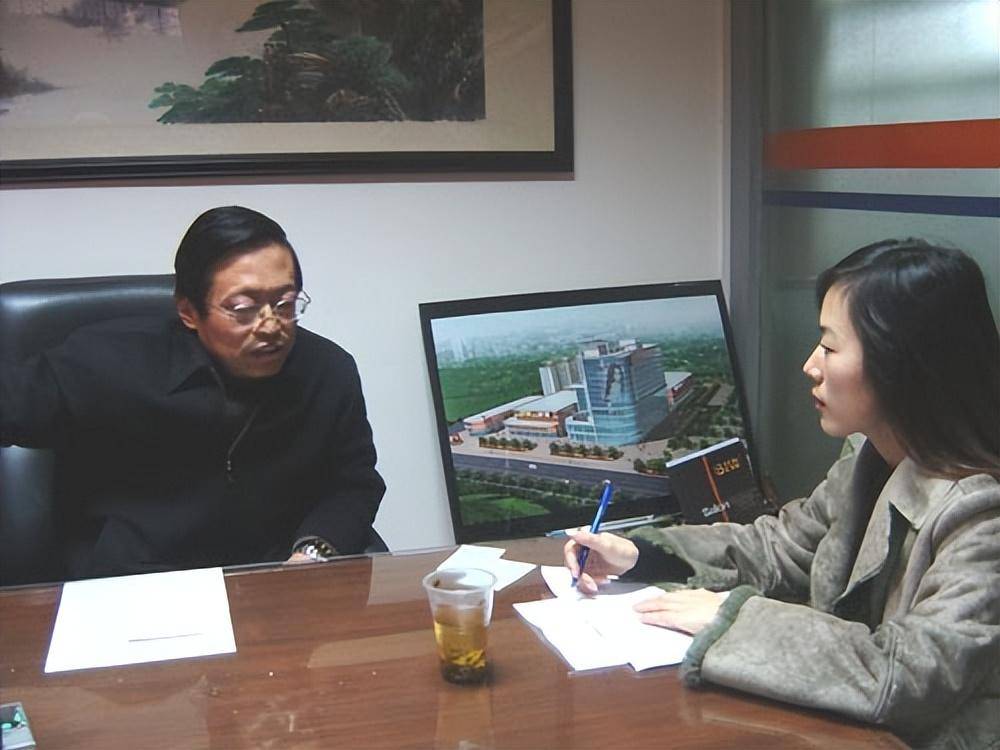 回顾43岁母亲不顾众人反对,将子宫"移植"给22岁女儿,后来怎样了_杨华