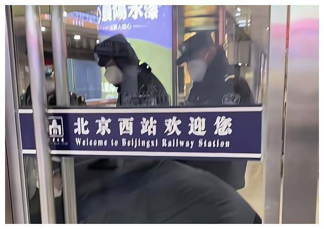 北京西站一女子引围观,不穿裤子蹲在角落,知情人:有裤子不穿