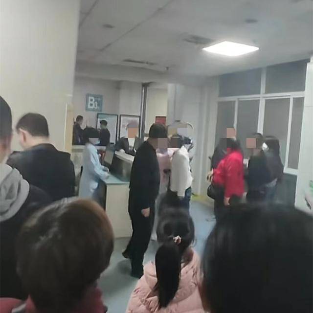 四川一对夫妻挂号迟到,等了1小时和医院吵架,觉得被故意排后面