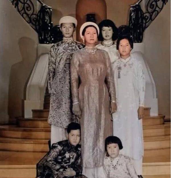越南末代皇后:生前贵族簇拥,去世2仆人陪伴,丈夫子女均未出席