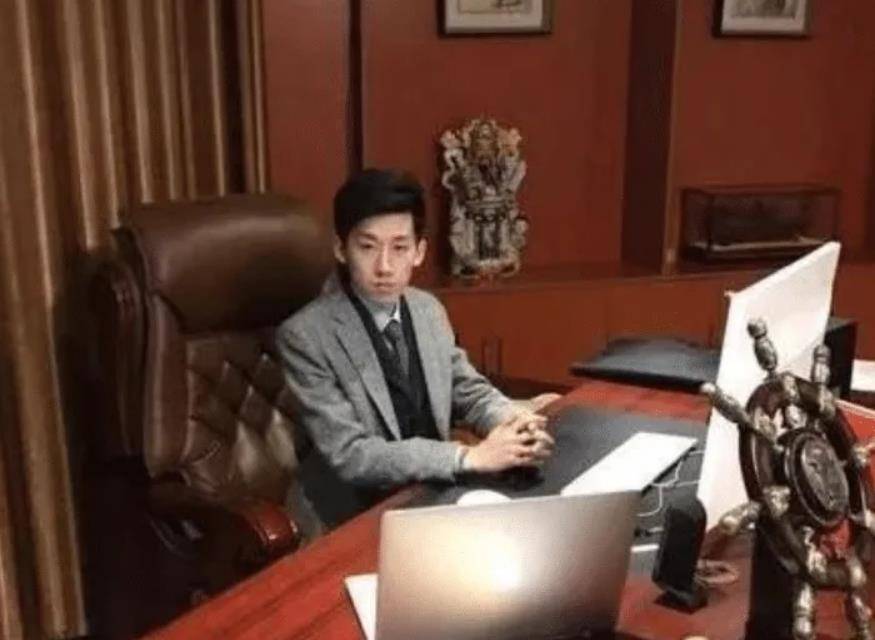 玩共享单车破产,父母入狱,女友跑路的富二代丁伟,如今这样活着