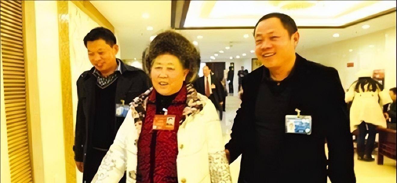 一个建烂尾楼,一个砸"老干妈"招牌,陶华碧被两个儿子坑惨了