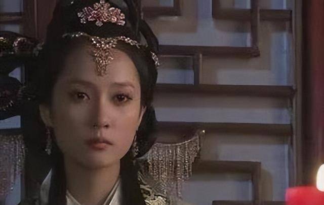 李选侍就已陪伴在他的身边,当时的朱常洛身边女人不计其数,尤以选侍居