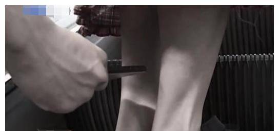 男子偷拍女子裙底被抓现行，发现其手机还有大量偷拍照片