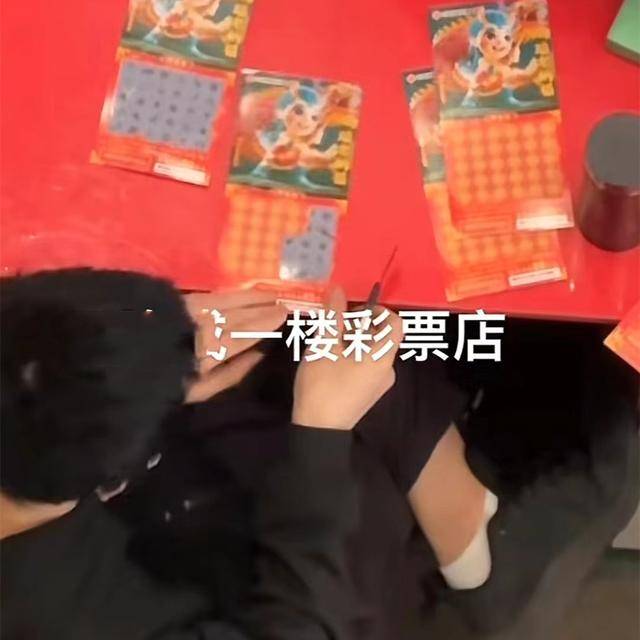 原创
            广东男子经过彩票店时，看到老板在挑刮刮卡，怀疑是挑走中奖的卡-第3张图片-彩票联盟